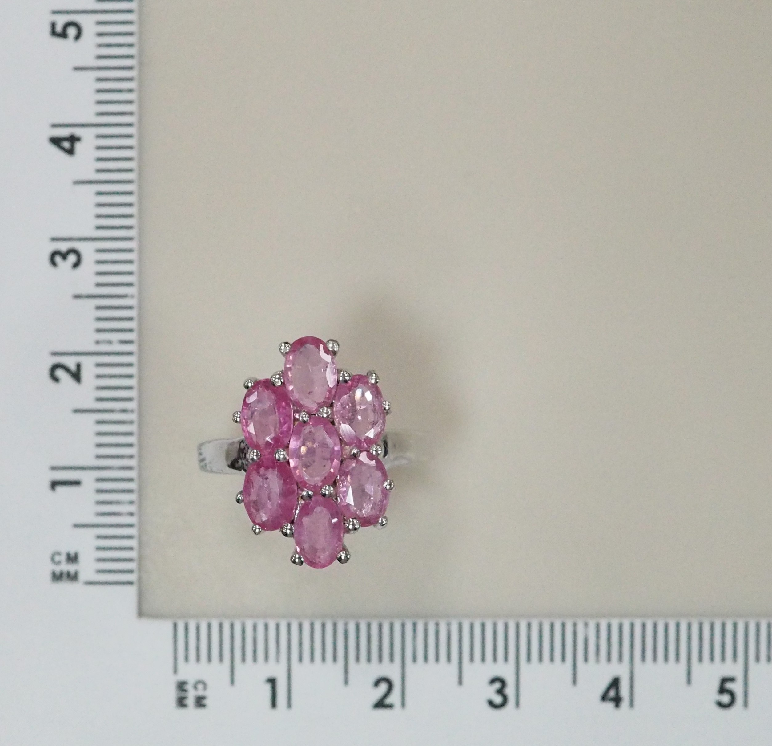 Серебряное кольцо с розовыми сапфирами